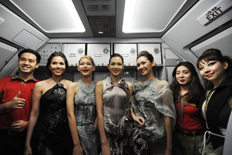 Jennifer Pham di catwalk tren may bay trinh dien thoi trang doc-Hinh-11